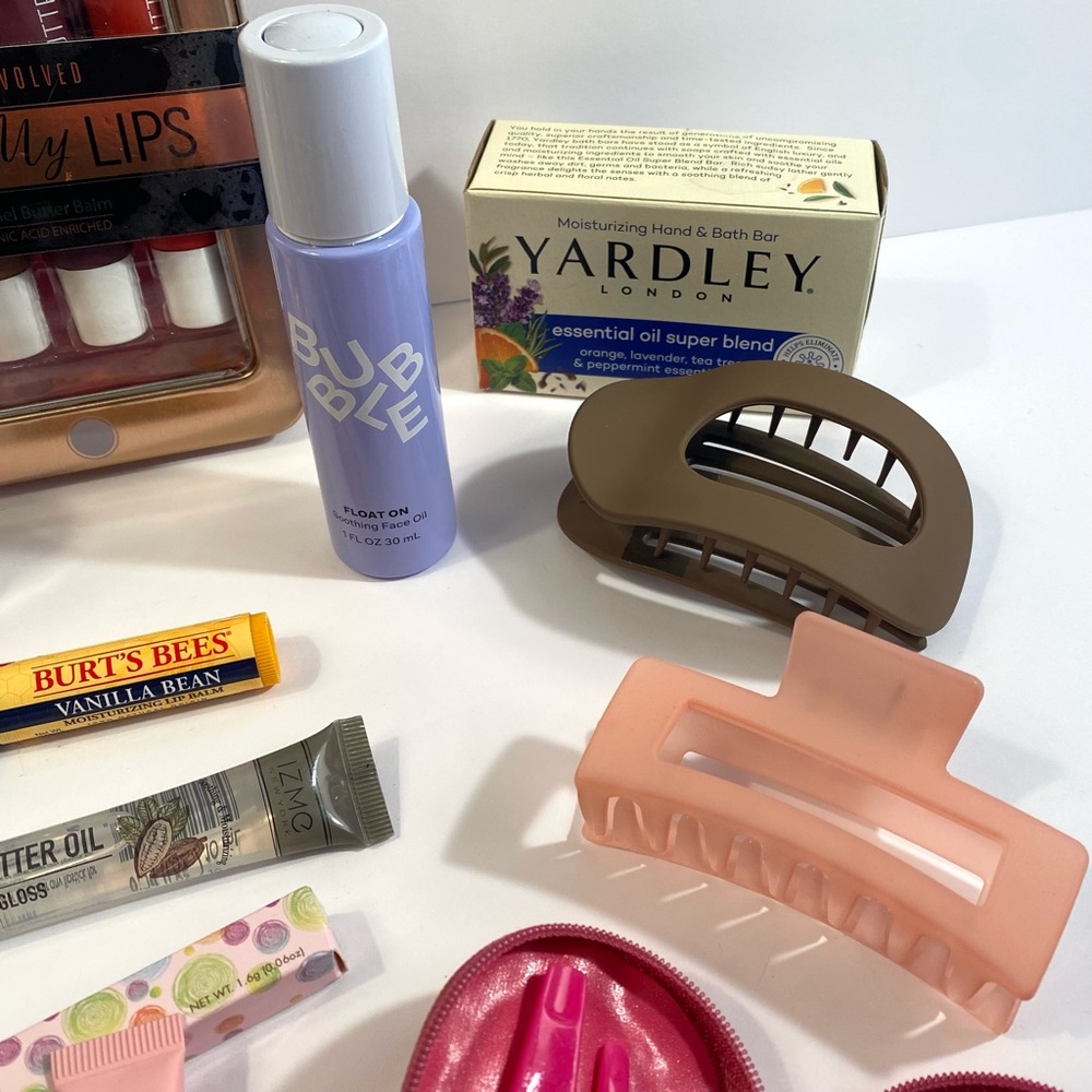 Lot of 18 Beauty Essentials Skincare Lip Eyeliner Bath Nails Tarte Bubble KISS - Picture 5 of 17